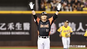 ▲中職36年開幕戰，統一獅代打胡金龍敲出清壘二壘安打。（圖／記者劉彥池攝影）