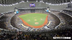 ▲中職36年開幕戰，臺北大巨蛋湧進滿場4萬人。（圖／記者劉彥池攝影）