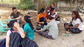 緬甸發生強震，劇烈晃動迫使人們逃到路上，擔心再次發生餘震。（圖／台灣世界展望會提供）