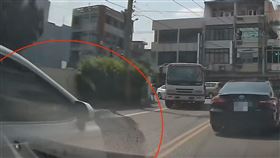 雲林警車「金鴨霸」逆向硬擠！全網看傻眼