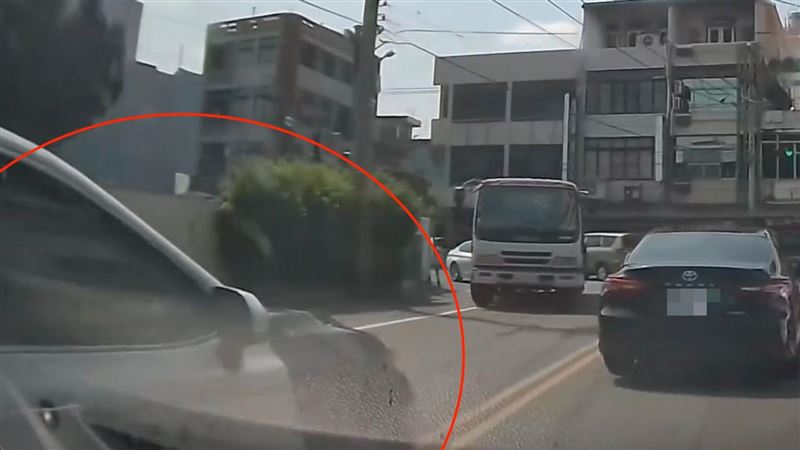 雲林警車「金鴨霸」逆向硬擠！全網看傻眼
