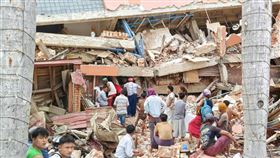 緬甸瓦城長城飯店倒塌 多人受困待救援緬甸瓦城長城飯店遇到地震倒塌，飯店目前包括5名員工及客人等約8人都還困在低樓層無法出來。目前當地大型機具進不來，救援人員只能徒手挖開瓦礫石塊，希望儘快把受困民眾救出來。（緬甸台商總會理事趙德仁提供）中央社  114年3月29日