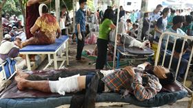 緬甸地震  瓦城災民傷患就地治療緬甸28日發生規模7.7強震釀嚴重災情，當地志工回報，瓦城地區受災嚴重，許多受傷民眾只能就地進行緊急治療，災區急需飲用水、藥品、食物跟毯子。（李金蘭提供）中央社記者張祈傳真  114年3月29日