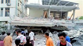 緬甸強震房屋倒塌  災民無家可歸（1）緬甸28日發生規模7.7強震，死傷慘重；當地倒塌房屋難以計數，許多災民無家可歸。（緬甸在台學生陳飛揚提供）中央社記者魯鋼駿傳真  114年3月29日