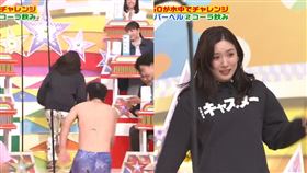 日本諧星「江頭2:50」追著永野芽郁吐舌跑，當場惹哭對方。（圖／翻攝自X）