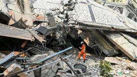 緬甸等不來救援 他徒手挖出4人…眼看斷氣