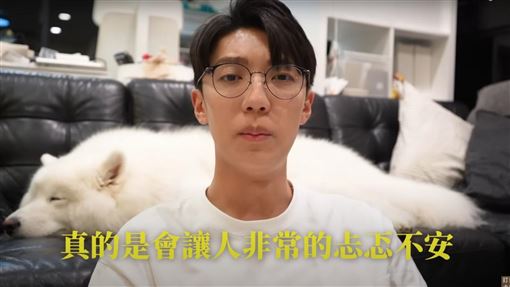 卡特深夜宣布離開台灣！不捨抱小15歲弟弟