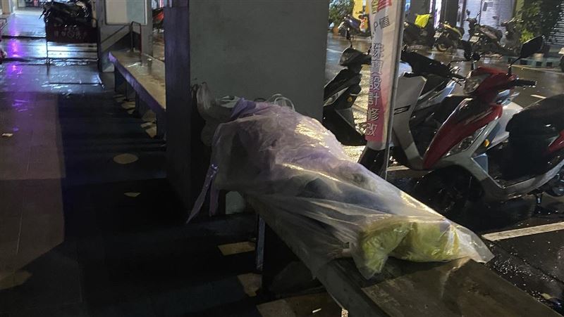 基隆街友塑膠裹全身睡騎樓！網：以為大體