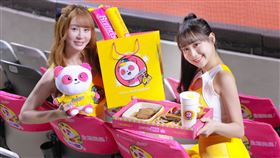 ▲啦啦隊女神短今（左）、邊荷律聚在一起就會吃吃喝喝。（圖／品牌提供）