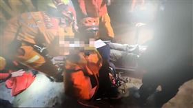 花蓮壽豐分隊接獲報案，67歲男子墜落20公尺高山坡。（圖／翻攝畫面）