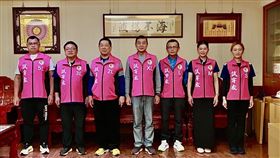 ▲每年背心顏色不同，今年為繽紛粉桃色。（圖／翻攝自白沙屯拱天宮官方臉書）