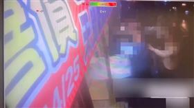 北市信義區深夜發生鬥毆，酒醉男子咆哮被警帶回。（圖／翻攝畫面）