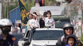 安芝儇（右）參加台鋼雄鷹宣傳遊行，看到大批粉絲隨車沿路支持感到新鮮。（圖／桂田文創提供）