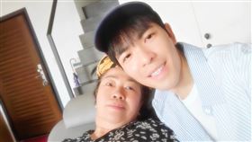 蕭敬騰媽媽出院。（圖／翻攝自蕭敬騰臉書）