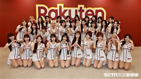 ▲樂天桃猿因雨延賽，30位樂天女孩全員出席。（圖／記者劉彥池攝影）