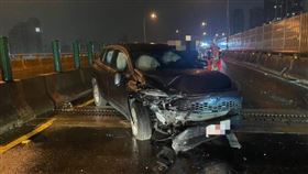 新北台64線三重段，今天凌晨發生追撞車禍。（圖／翻攝畫面）