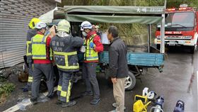 苗栗大湖鄉今天（30日）上午發生一起重大車禍，一名張姓女子（70歲）駕駛小貨車行經台3線133公里處時，疑因天雨路滑，車輛失控撞上路旁民宅，張女一度受困車內、無意識，警消人員將其救出後送醫急救。（圖／翻攝畫面）