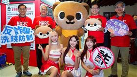 ▲台新戰神攜手法務部舉行反詐籃球賽事，台新金控董事長吳東亮（左二）與法務部部長鄭銘謙（右二）、法務部調查局局長陳白立（右一）、臺北市調查處處長徐國楨（左一），共同出席攤位活動。。（圖／台新金控提供） 