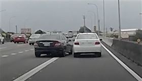 國道「鬼切賓士」硬擠撞白車！路人看傻眼