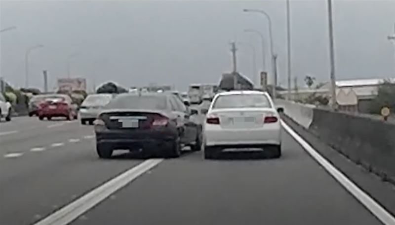 國道「鬼切賓士」硬擠撞白車！路人看傻眼