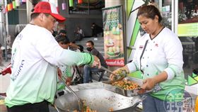 業者在現場烹煮與發送餐點。（圖／鏡週刊）
