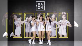 DAZN與樂天桃猿合力打造全新「樂天女孩打卡牆」，讓球迷近距離與最愛的啦啦隊成員合影。（圖／DAZN提供）
