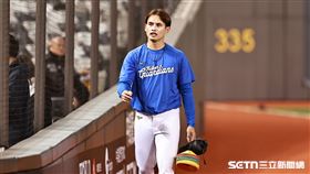 ▲中職36年富邦悍將對中信兄弟，張奕賽前練習。（圖／記者劉彥池攝影）