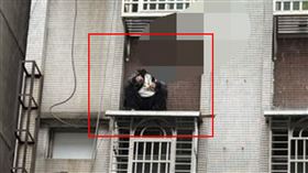 消防隊到場救援為了救貓受困在4樓雨遮的女子。（圖／民眾提供） 