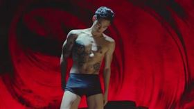 金秀賢在《Real》電影中有全裸床戲。（圖／翻攝自NAVER MOVIE）