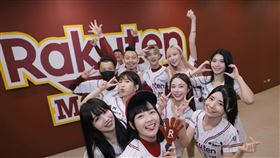 籃籃（前排左二）擔任推進隊長。（圖／樂天桃猿提供）