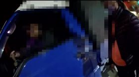 台中男「刁車」！勇警推2.7噸貨車助脫困