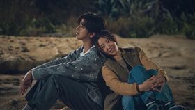 《不如海邊吹吹風》陳柏霖（左）和郭雪芙在海邊感受到彼此的真心。（圖／大川大立提供）