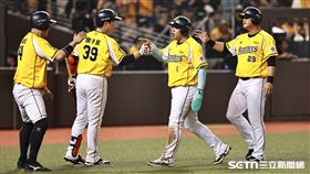 ▲中職36年，中信兄弟游擊手江坤宇敲出清壘二壘安打，送回許基宏、陳俊秀、曾頌恩。（圖／記者劉彥池攝影）