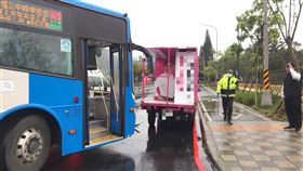 大罷免的宣傳車紅線違停被公車擦撞。（圖／翻攝畫面）