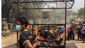 緬甸街頭焚燒屍體。（圖／翻攝自《今日緬甸》）