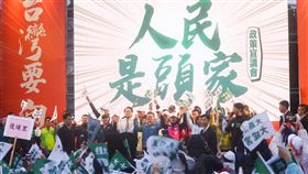 民進黨「人民是頭家」宣講  號召響應罷免（1）民進黨「人民是頭家」政策宣講會新北場30日下午登場，行政院長卓榮泰（台上中）、民進黨秘書長林右昌（台上中左）等人同台齊呼口號，號召群眾支持大罷免行動。中央社記者王騰毅攝  114年3月30日