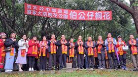 ▲今年客家大院桐花季主題為伯公仔桐花嘉年華，邀請遊客賞桐參拜兩百年土地公，並領取天地財庫發財米，祈求事業順利，財源滾滾。（圖／姜太公道場提供） 