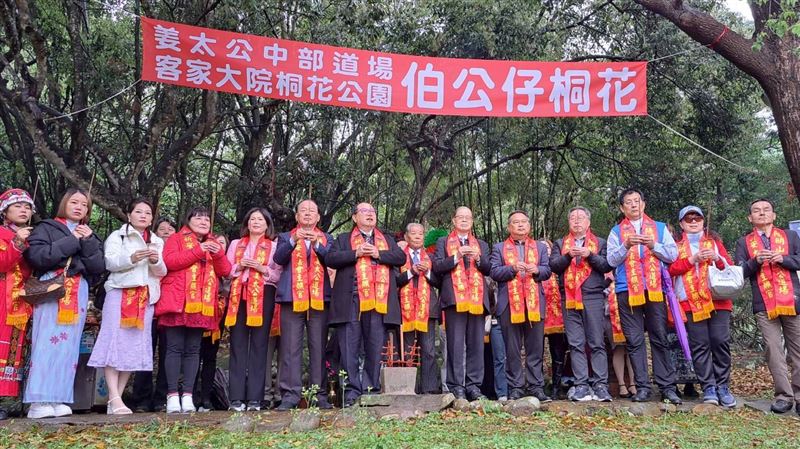 特殊「伯公仔桐花」姜太公客家大院添好運