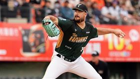 ▲台鋼雄鷹先發投手艾速特，對林安可砸觸身球。（圖／台鋼雄鷹提供）