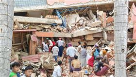 緬甸瓦城長城飯店倒塌 多人受困待救援緬甸瓦城長城飯店遇到地震倒塌，飯店目前包括5名員工及客人等約8人都還困在低樓層無法出來。目前當地大型機具進不來，救援人員只能徒手挖開瓦礫石塊，希望儘快把受困民眾救出來。（緬甸台商總會理事趙德仁提供）中央社  114年3月29日