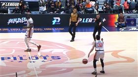 ▲領航猿在最後46秒喊出短暫停，卻沒有任何裁判發現，讓卡米諾斯激動衝入場內。（圖／翻攝畫面）