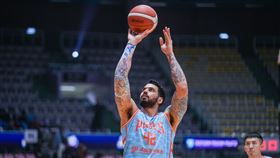 ▲領航猿洋將布依德連兩戰都穿上隊友「夜王」盧峻翔的刺青袖套。（圖／PLG提供） 