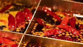 中國湖北有一家動歪腦筋的火鍋店，老闆為了讓客戶成為「回頭客」，竟然將罌粟果磨碎後偷偷混入火鍋底料中，讓客戶「一吃就上癮」。（示意圖／翻攝unsplash）