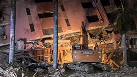 台灣婦人瓦城被困30小時 台商急募救援人力一位來自台灣的婦人，地震後在緬甸瓦城長城飯店已受困約30小時。緬甸台商總會秘書長羅振華30日對中央社表示，瓦城災情真的很嚴重，需要救援者太多，救援隊人手不夠，對此情況大家都擔心，他已經請朋友再找救援隊協助中。（羅振華提供）中央社  114年3月30日