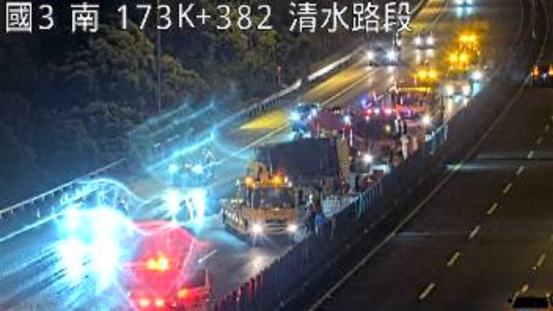 新／國道事故！「大貨車橫躺」剩路肩可走