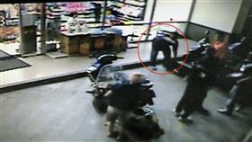 警方監聽葉男手機，聽到超商迎賓聲，於是趕赴超商抓人（紅圈處）。（東森新聞提供）