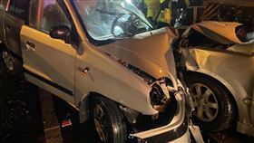 2車車頭嚴重凹陷，現場慘不忍睹。（圖／翻攝畫面）