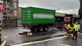 騎士遭大貨車輾斃，當場被撞成肉泥。（圖／翻攝畫面）