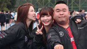 ▲小螞蟻（右）應援活力給女孩們。（圖／翻攝自小螞蟻IG）