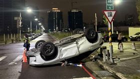 台中深夜車禍！2轎車對撞「1車四輪朝天」
